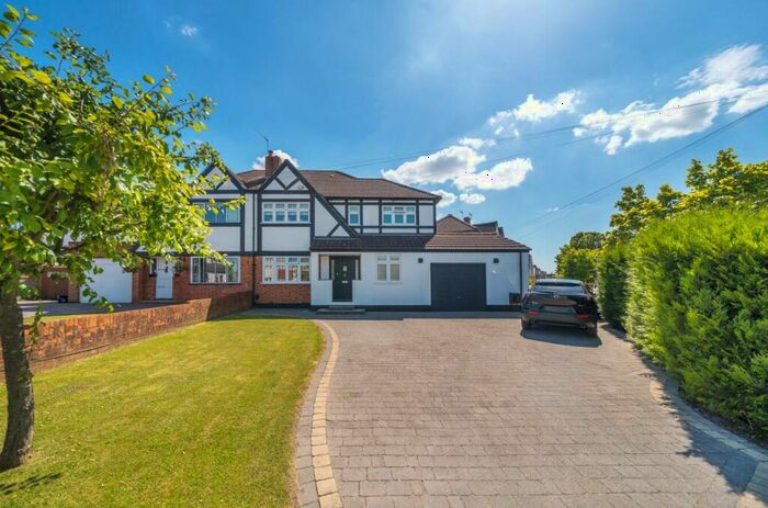 4 Bedroom Semi-Detached House For Sale In Mortimer Crescent, Worcester Park, KT4