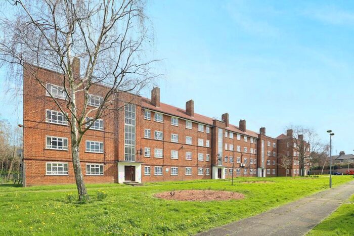 2 Bedroom Flat For Sale In Glazebrook Close, London, SE21