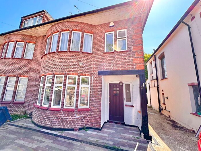 3 Bedroom Semi-Detached House To Rent In Walmington Fold, Woodside Park, N12