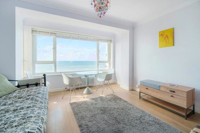 1 Bedroom Apartment To Rent In - Kingsway Hove, BN3