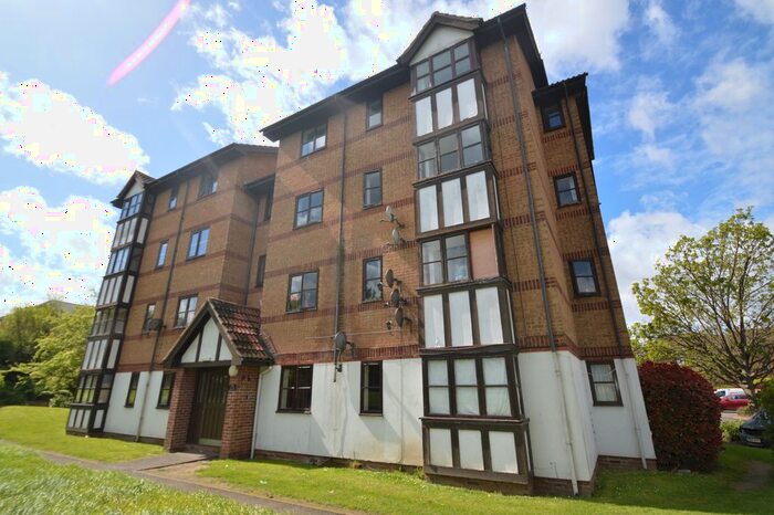 2 Bedroom Flat To Rent In Frobisher Road, Erith, DA8