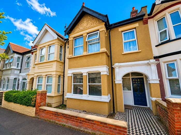 1 Bedroom Apartment To Rent In Ramuz Drive, Westcliff On Sea, Westcliff On Sea, SS0