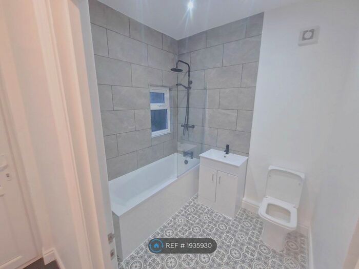 2 Bedroom Flat To Rent In Coedcae Street, Cardiff, CF11