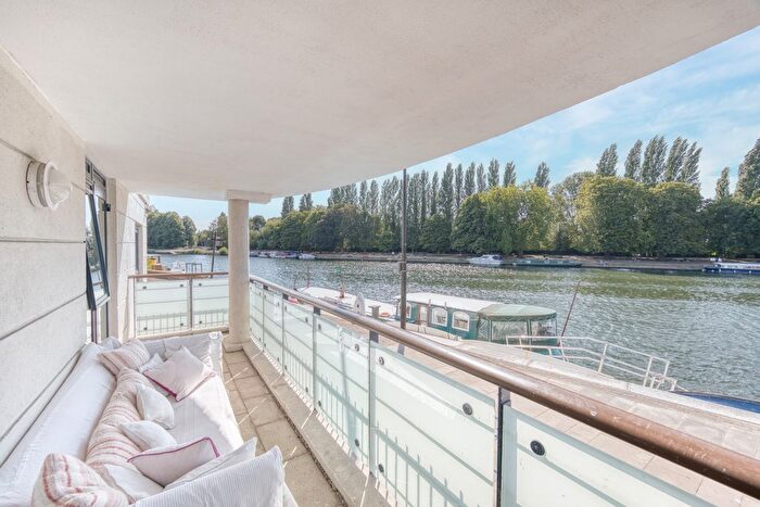 3 Bedroom Flat For Sale In Charter Quay, Kingston Upon Thames, KT1