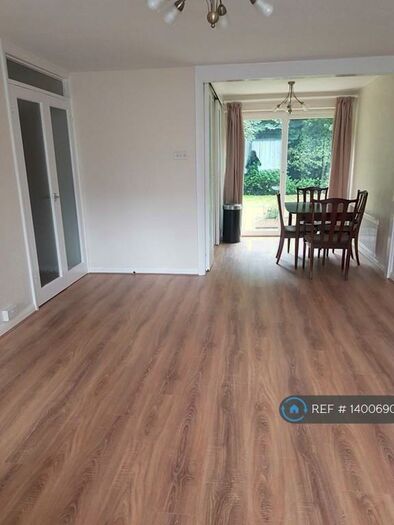 2 Bedroom Flat To Rent In Fernley Court, Maidenhead, SL6