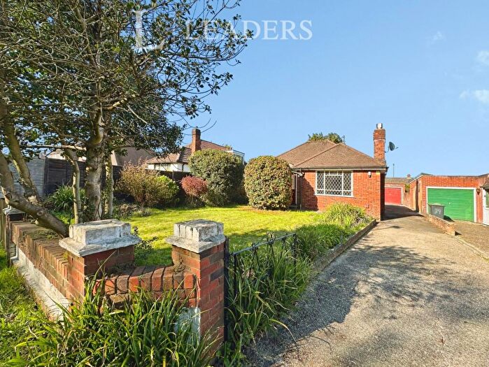 2 Bedroom Bungalow For Sale In Park Lane, Cowplain, Waterlooville, PO8