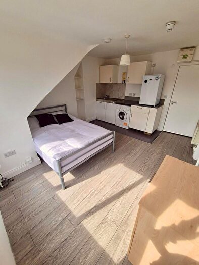 Studio To Rent In Northfield Road, London, N16
