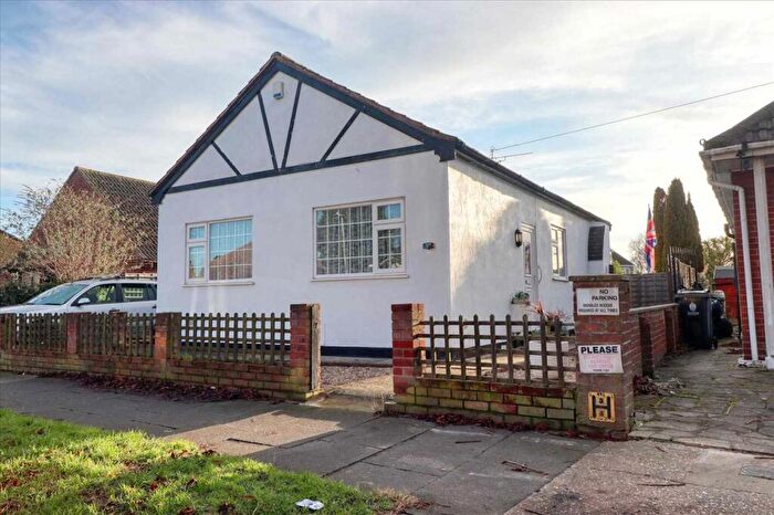 3 Bedroom Bungalow For Sale In Jameson Road, Clacton On Sea, CO15