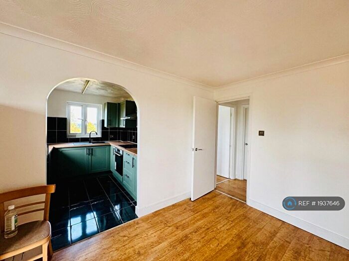 2 Bedroom Flat To Rent In Loughman Close, Kingswood, Bristol, BS15