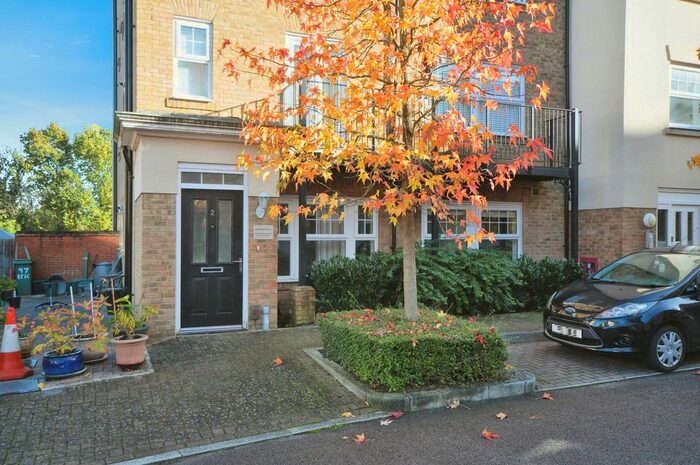 2 Bedroom Flat To Rent In Wells View Drive, Bromley, BR2
