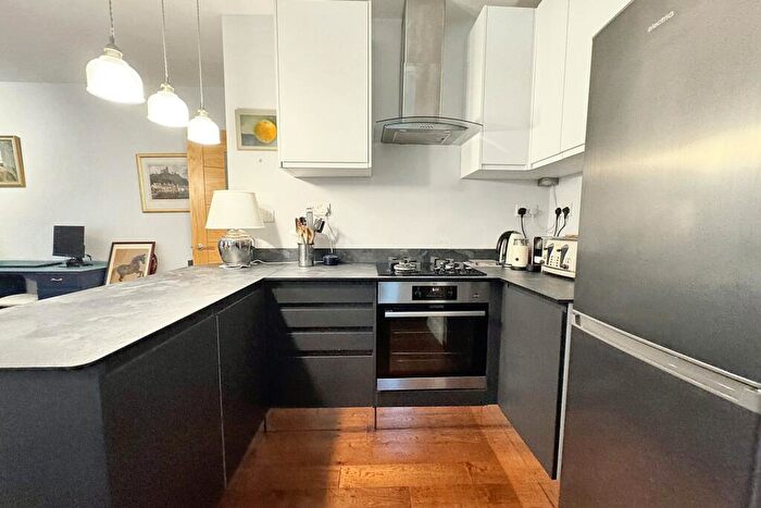 2 Bedroom Flat For Sale In Shawford, SO21