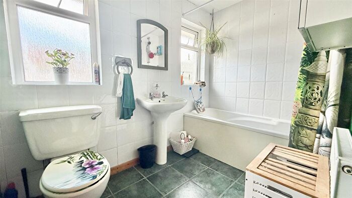 2 Bedroom Detached Bungalow For Sale In The Brittons, Braunton, EX33