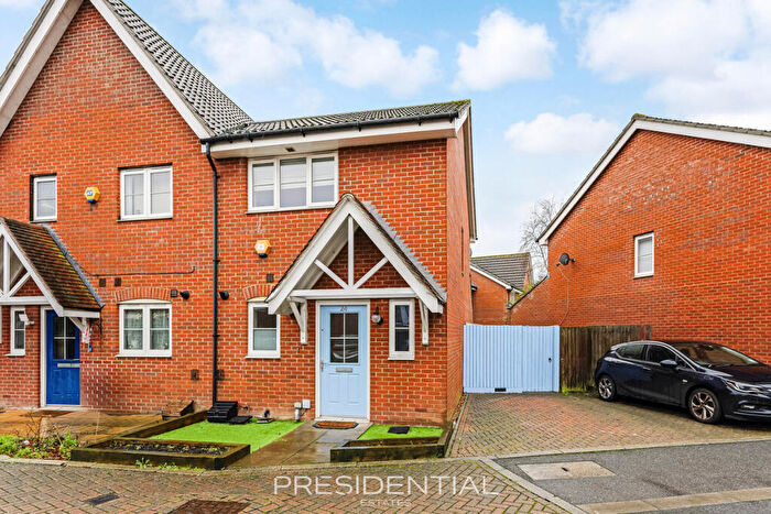 2 Bedroom End Of Terrace House To Rent In Craigen Gardens, Ilford, IG3