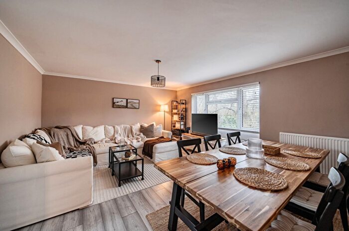 2 Bedroom Flat For Sale In Earlswood, Bracknell, RG12