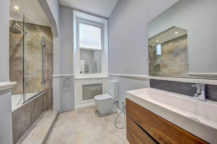 3 Bedroom Flat To Rent In Cornwall Gardens, London, SW7