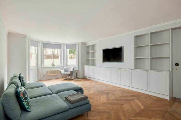 3 Bedroom Flat To Rent In Strathmore Gardens, Kensington, London, W8
