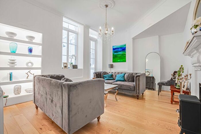 2 Bedroom Flat To Rent In Courtfield Gardens, London, SW5