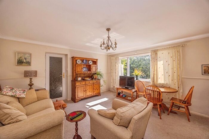 3 Bedroom Semi Detached Bungalow For Sale In Redwing Road, Clanfield, Waterlooville, PO8
