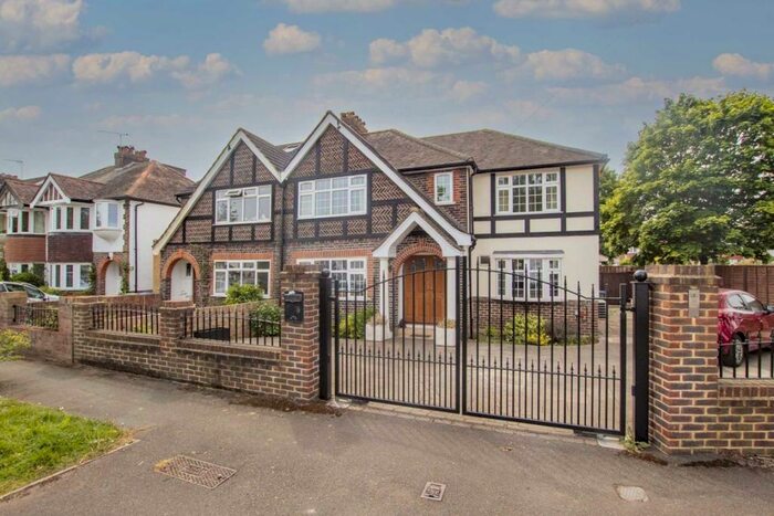 4 Bedroom House To Rent In Hampton Court Avenue, East Molesey, KT8