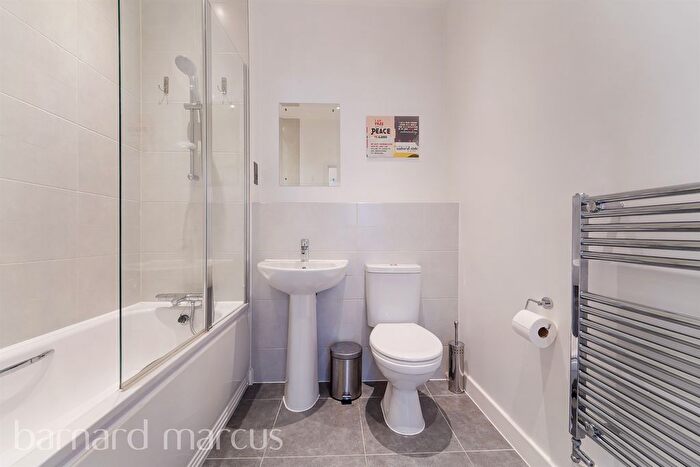2 Bedroom Flat For Sale In Chambers Park Hill, London, SW20