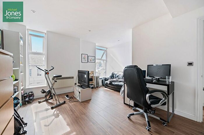 1 Bedroom Flat To Rent In Chapel Road, Worthing, West Sussex, BN11