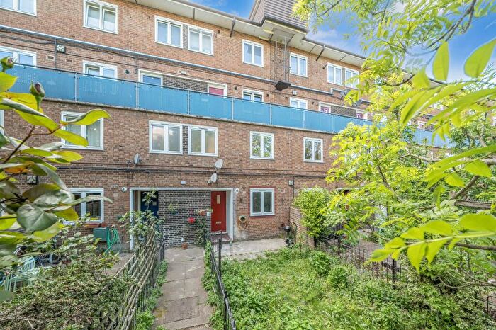 3 Bedroom Maisonette For Sale In Slippers Place, London, SE16