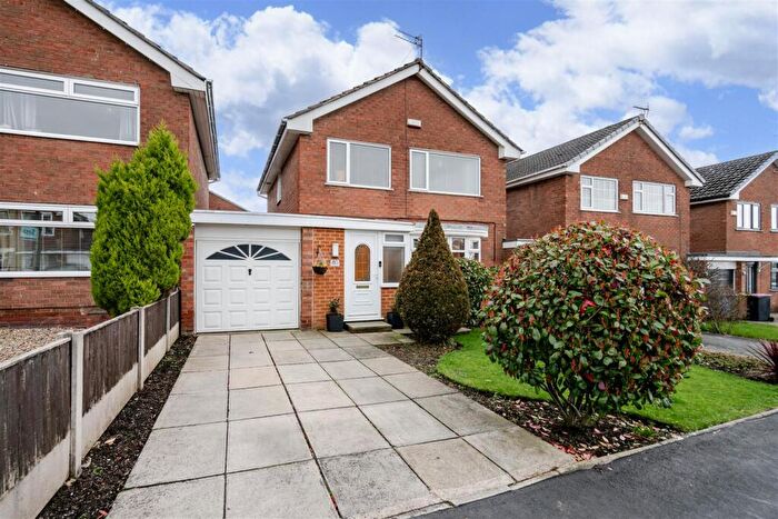 3 Bedroom Link Detached House For Sale In Lymefield Drive, Worsley, Manchester, M28