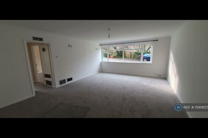 2 Bedroom Flat To Rent In Christchurch Park, Sutton, SM2