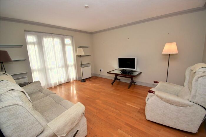 2 Bedroom Flat To Rent In Oakridge Drive, London N2