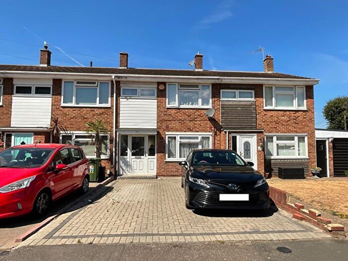 3 Bedroom Terraced House For Sale In Woburn Avenue, Elm Park, Hornchurch, Essex, RM12