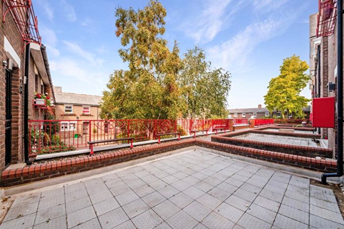 1 Bedroom Flat To Rent In Lockesfield Place, Isle Of Dogs, London, E14
