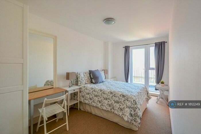 2 Bedroom Flat To Rent In Commercial Road, London, E14