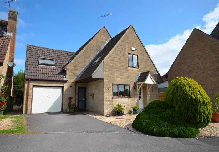 3 Bedroom Detached House For Sale In Hunters Mead, Motcombe, SP7