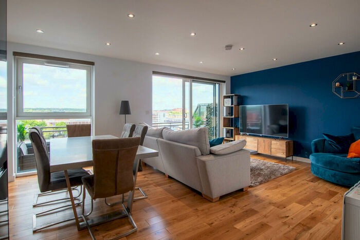 2 Bedroom Apartment To Rent In Tate House, Leeds, LS2