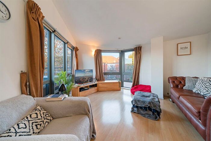 1 Bedroom Flat To Rent In Clapham Road, London, SW9