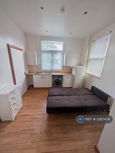 Studio To Rent In Bills Are Included, Westcliff-On-Sea, SS0