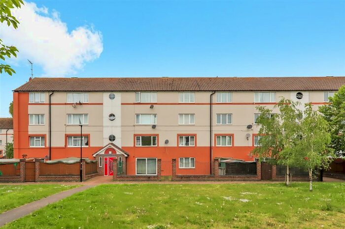 2 Bedroom Flat To Rent In Harlech Gardens, Hounslow, TW5