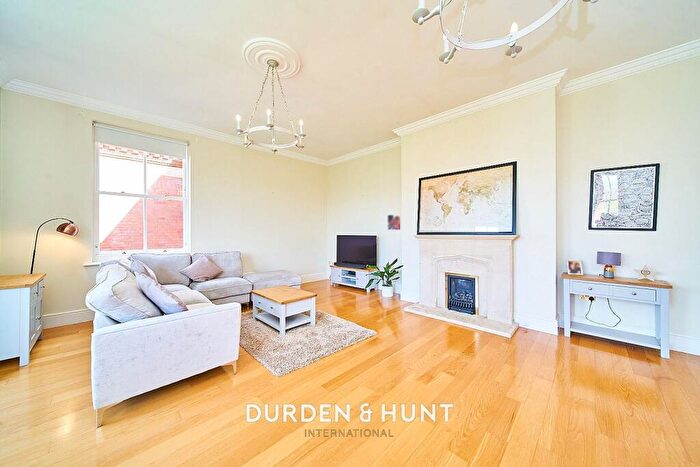 2 Bedroom Apartment To Rent In Osborne House, Repton Park, Woodford Green, IG8