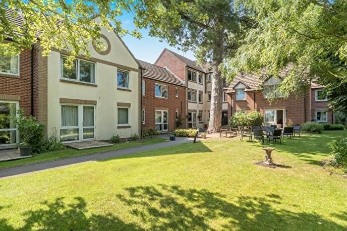 2 Bedroom Flat For Sale In Grovelands Avenue, Swindon, SN1