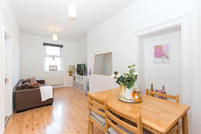 2 Bedroom Flat To Rent In Gleneldon Road, London, SW16