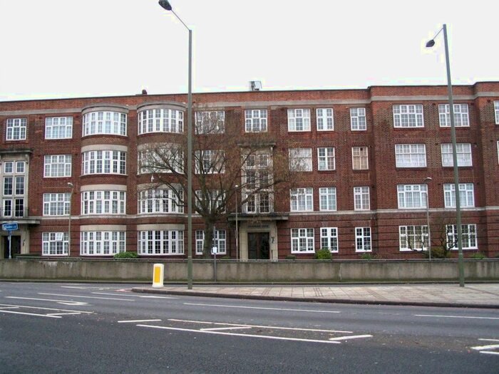 3 Bedroom Flat To Rent In Quadrant Close, Hendon, London, NW4