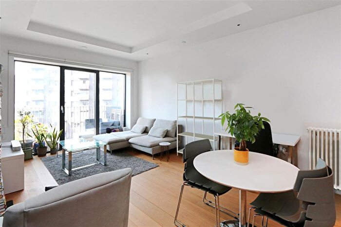 1 Bedroom Flat To Rent In Botanic Square, London, E14