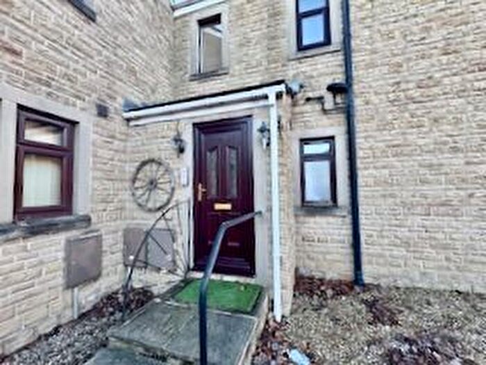 2 Bedroom Flat To Rent In Park Road, Earlsheaton, Dewsbury, WF12