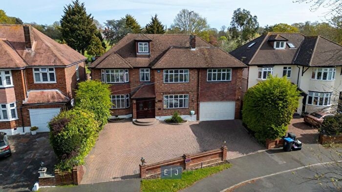 5 Bedroom Detached House For Sale In Lee Grove, Chigwell, IG7