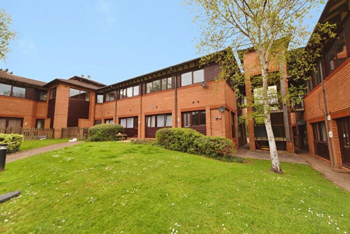 2 Bedroom Flat For Sale In Wickham Road, Fareham, PO16