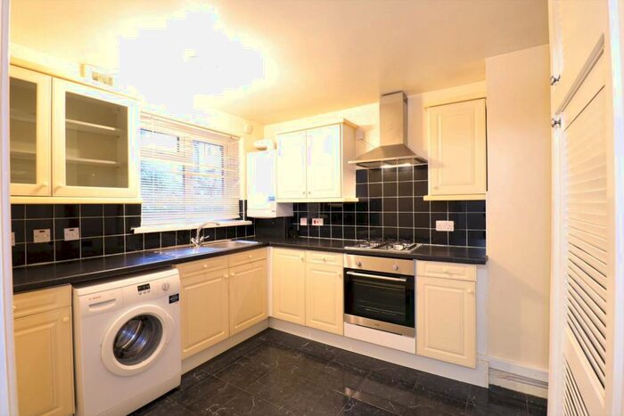 2 Bedroom Flat To Rent In Laburnum Grove, Slough, SL3