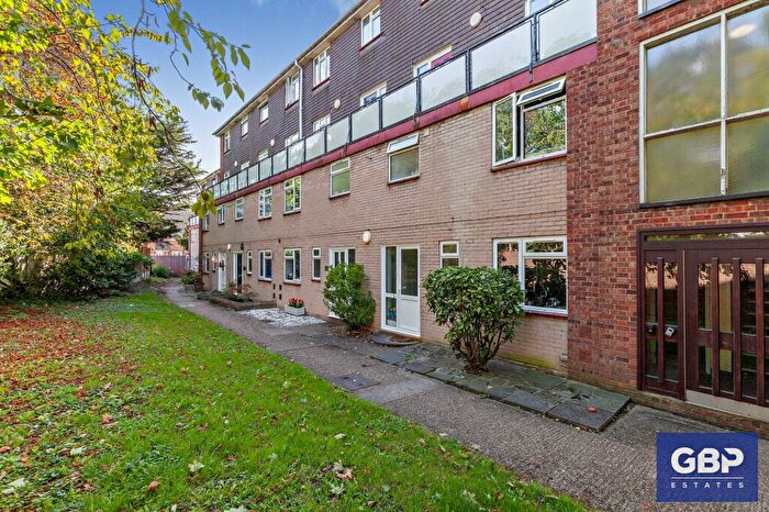 2 Bedroom Maisonette For Sale In Victor Close, Hornchurch, RM12