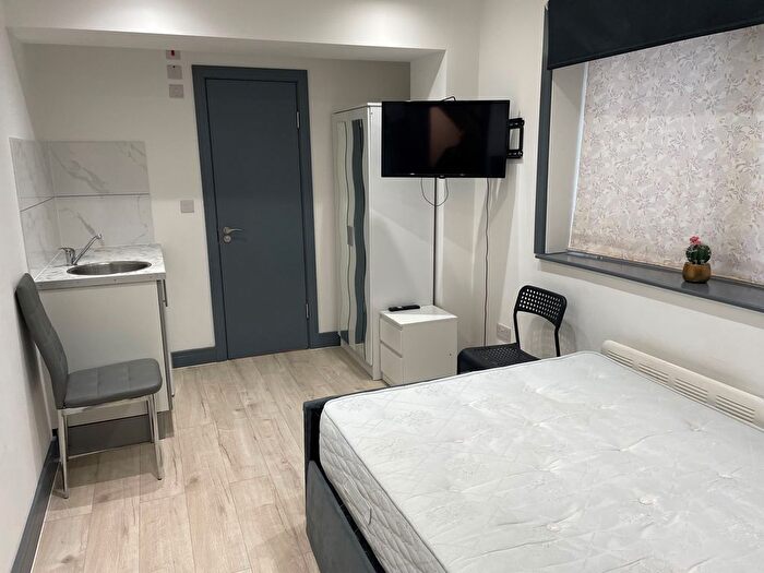 Studio To Rent In Fawns Manor Close, Feltham, TW14