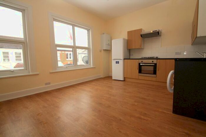 2 Bedroom Flat To Rent In Vale Grove, Harringey, London, N4