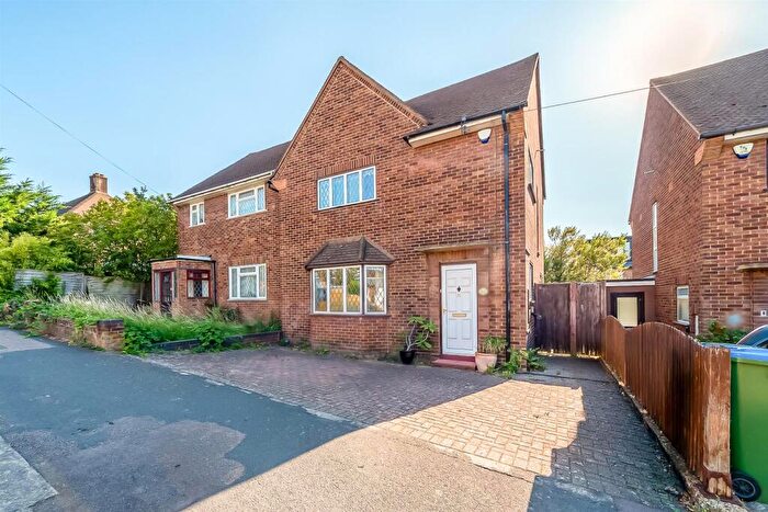 3 Bedroom Semi-Detached House For Sale In Southold Rise, London, SE9